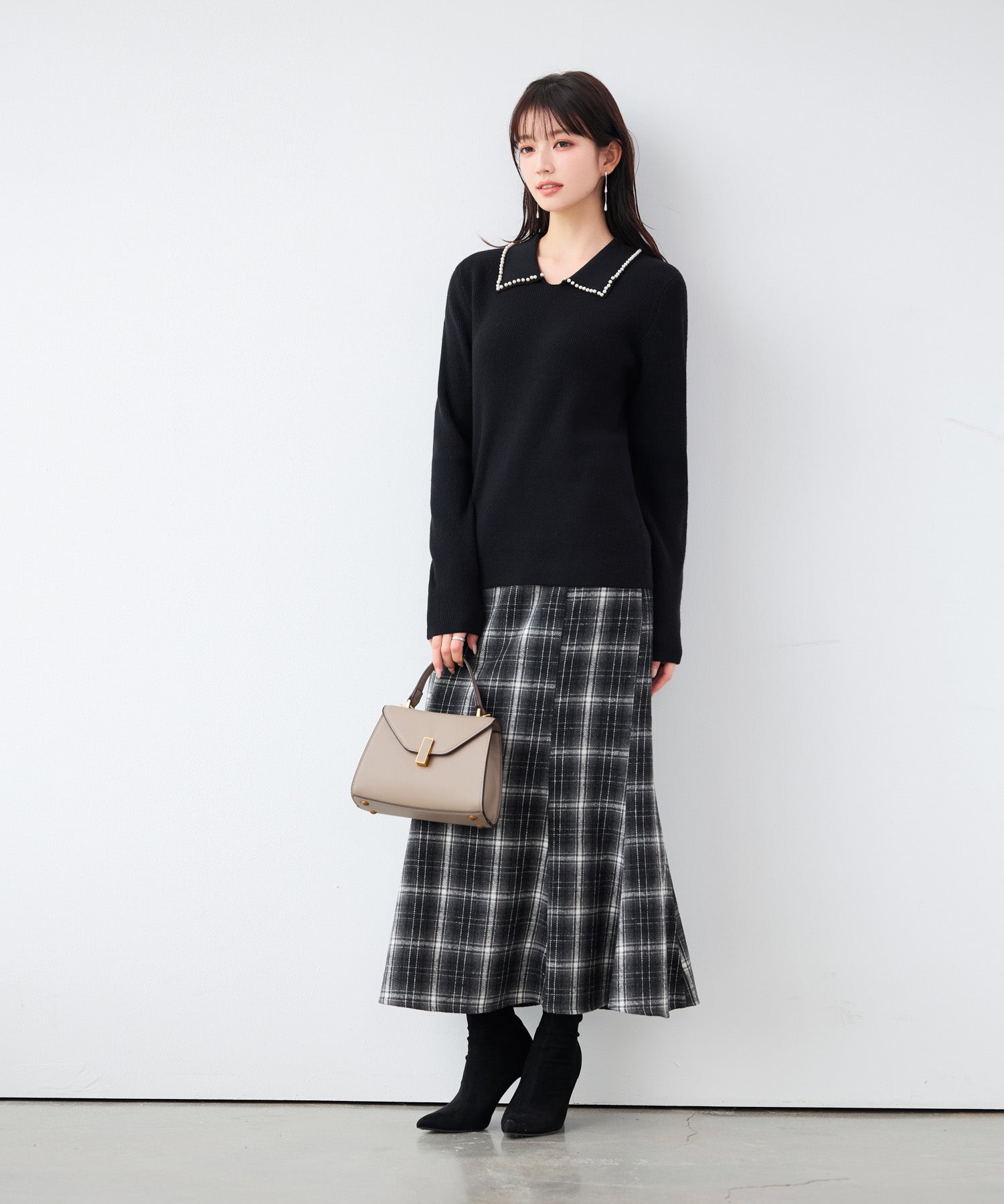 パール襟が華やかなリブ編みニット