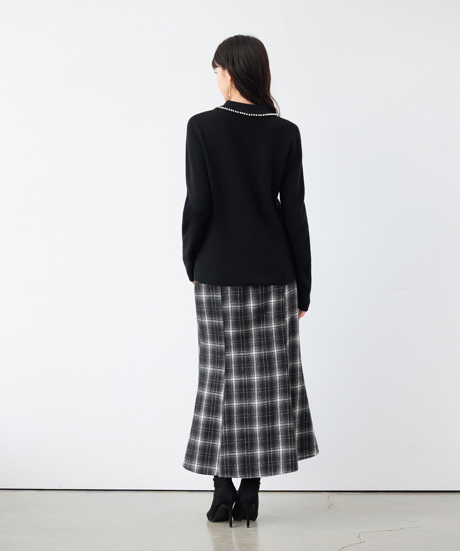 パール襟が華やかなリブ編みニット