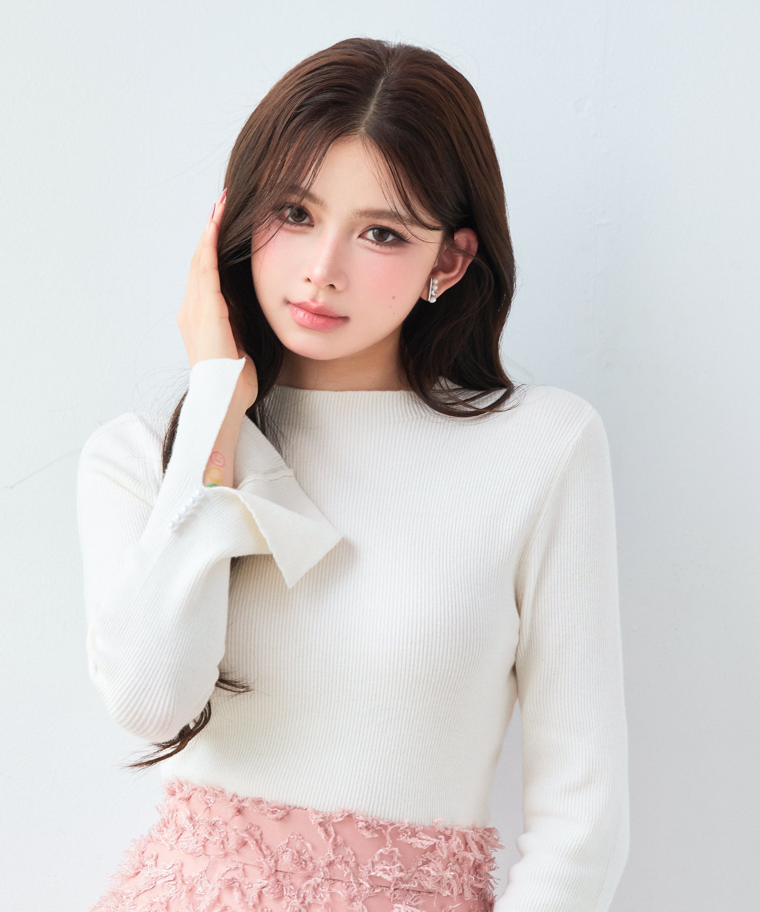 袖口パールが上品に映えるリブニット