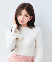 袖口パールが上品に映えるリブニット