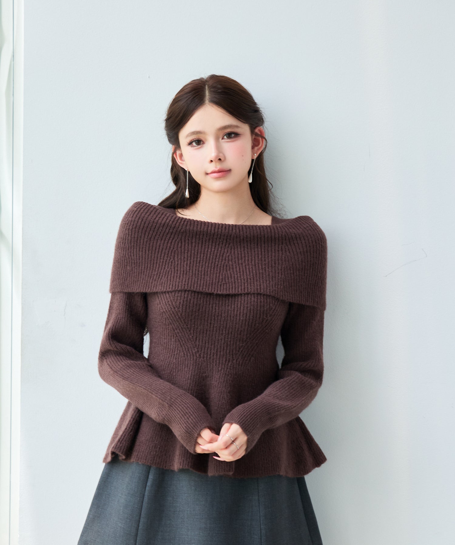 ワイド襟オフショルダーペプラムリブニット