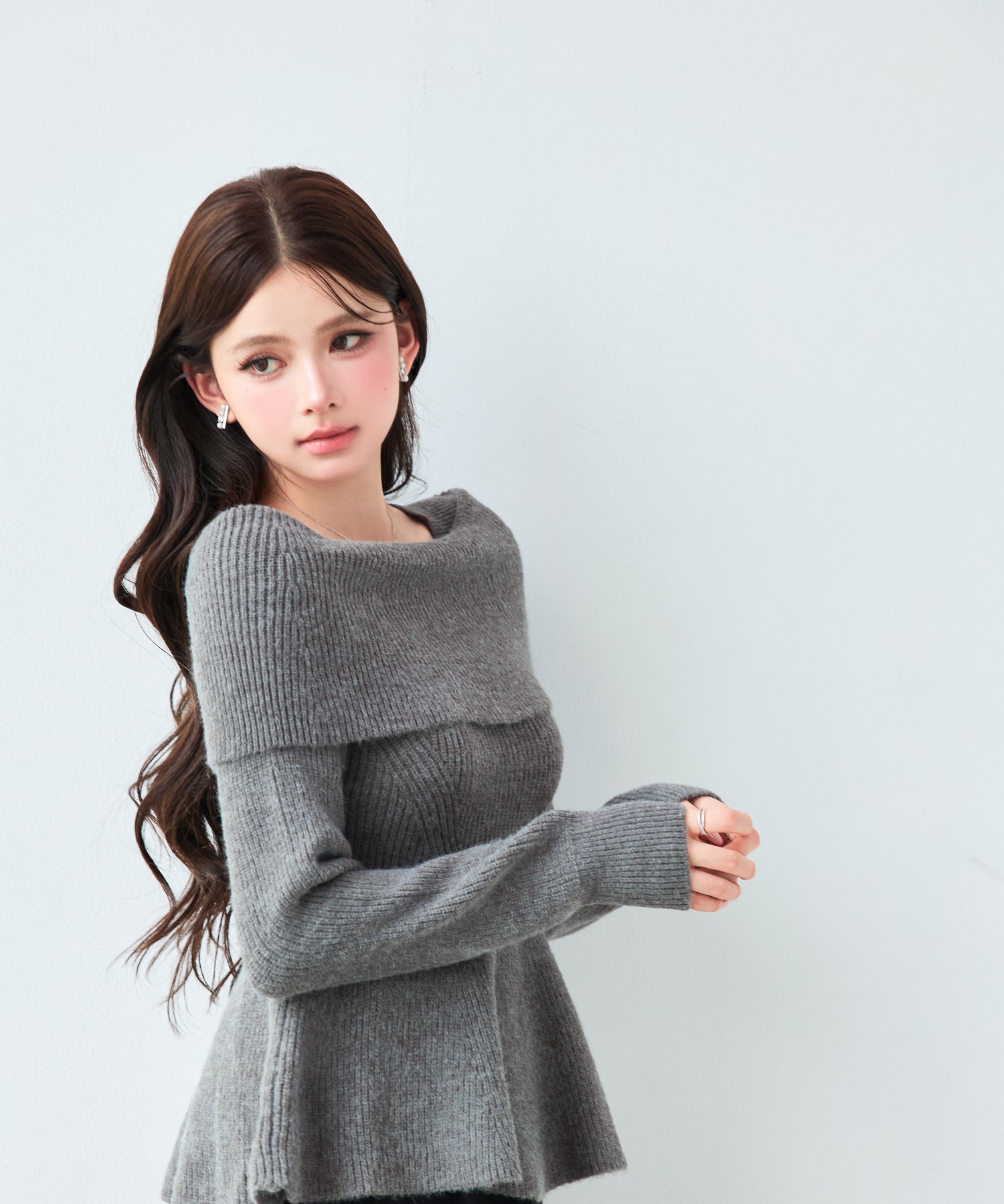 ワイド襟オフショルダーペプラムリブニット