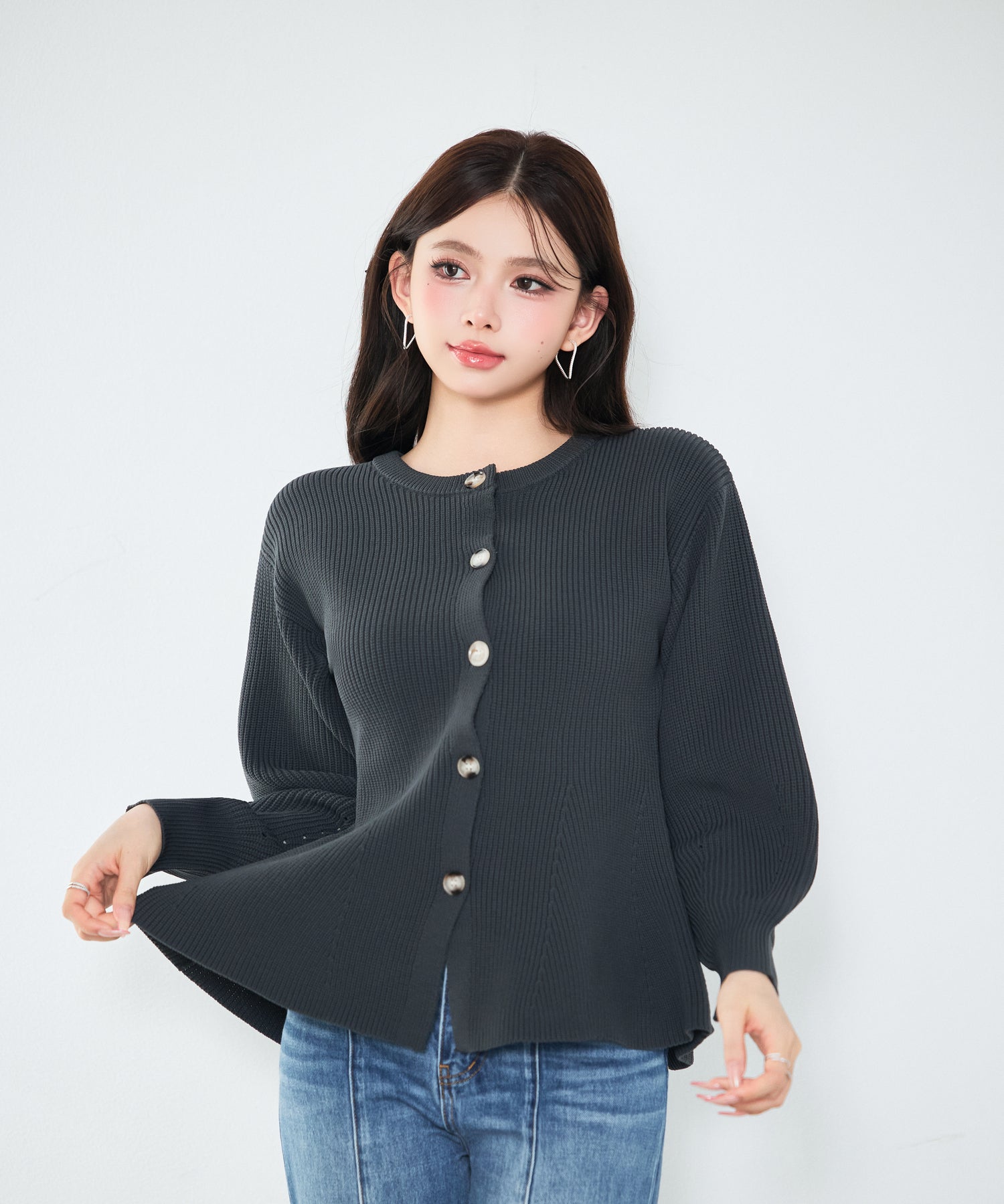 3wayの着こなしを楽しめる軽やかニット