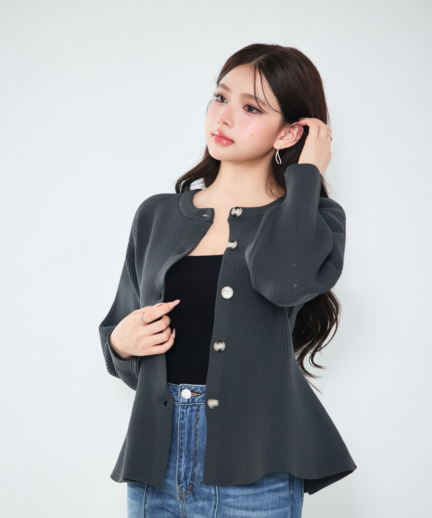 3wayの着こなしを楽しめる軽やかニット
