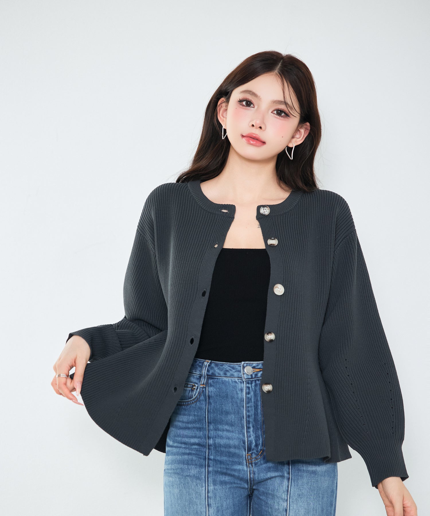 3wayの着こなしを楽しめる軽やかニット
