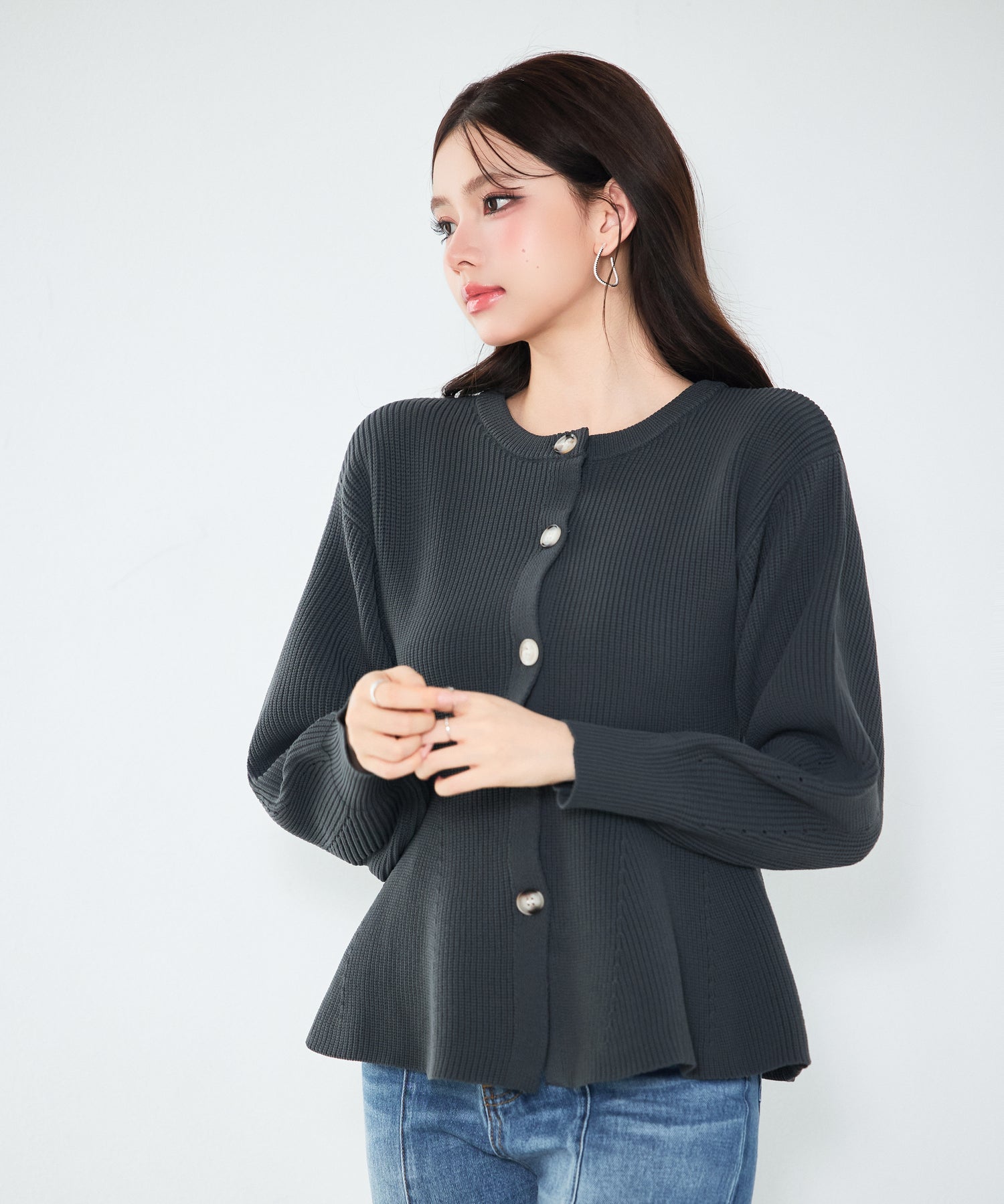 3wayの着こなしを楽しめる軽やかニット