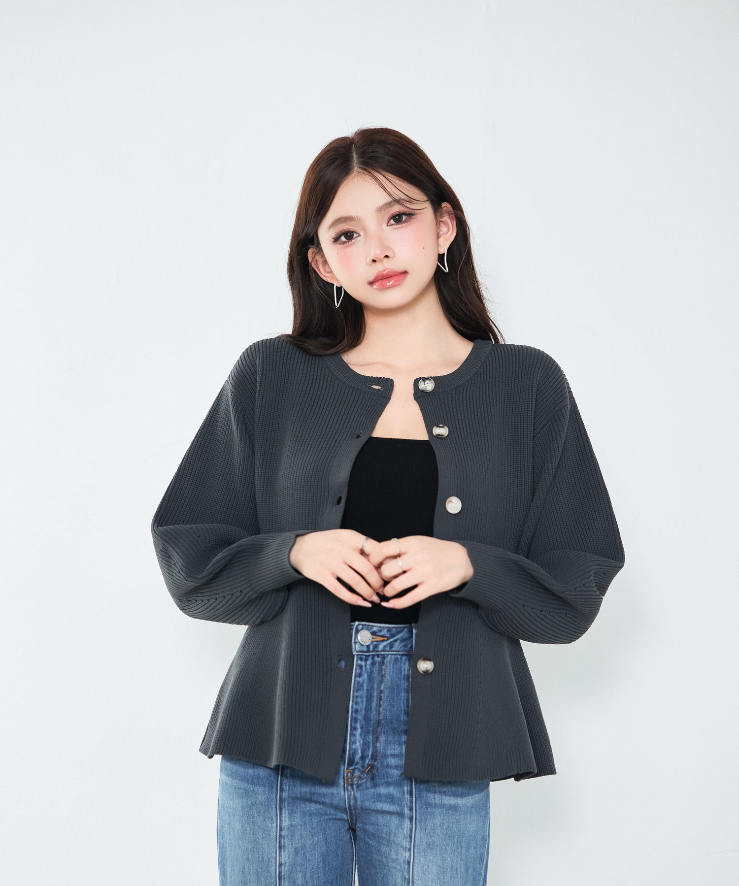 3wayの着こなしを楽しめる軽やかニット