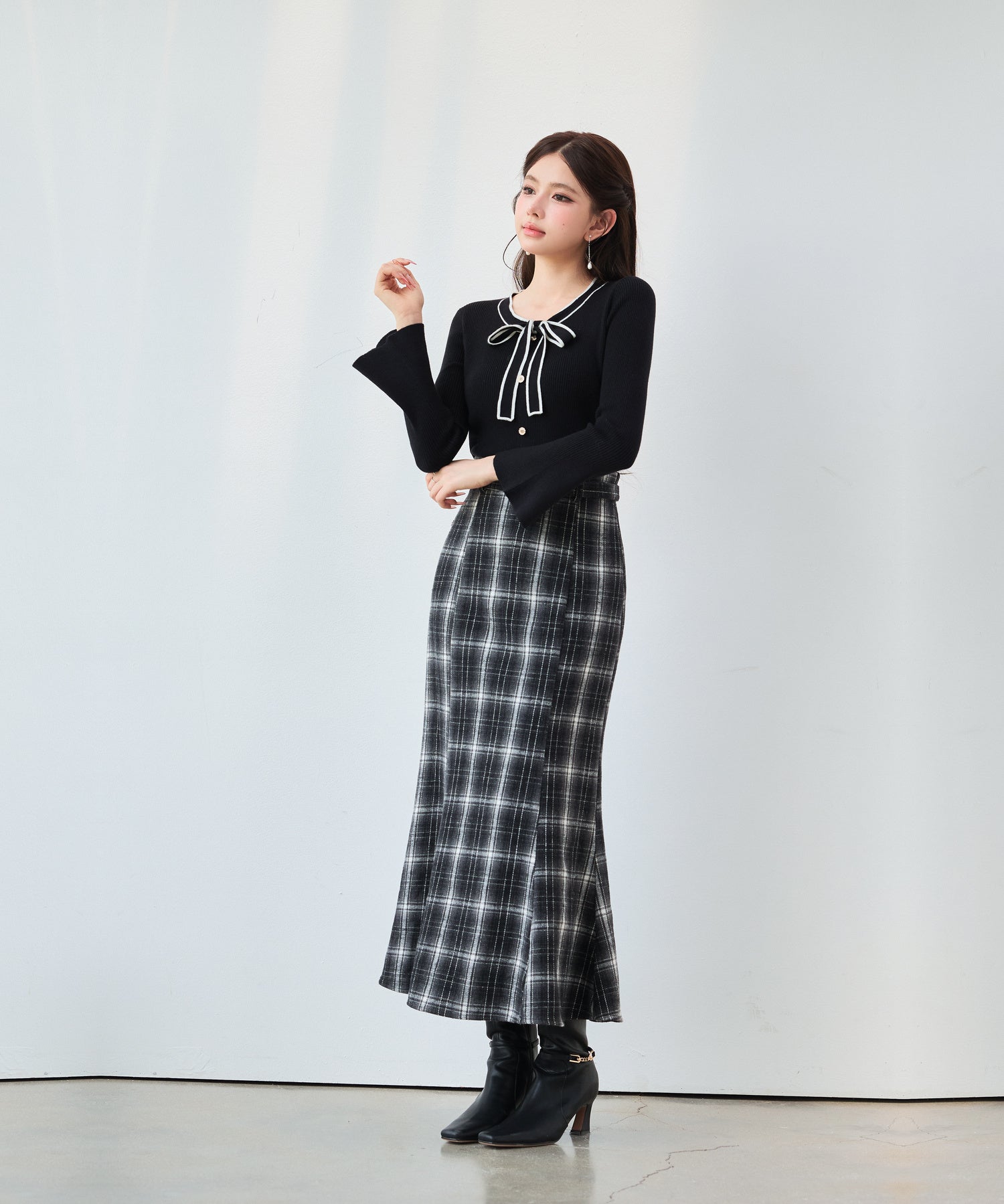 配色ボウタイビジューボタンニット