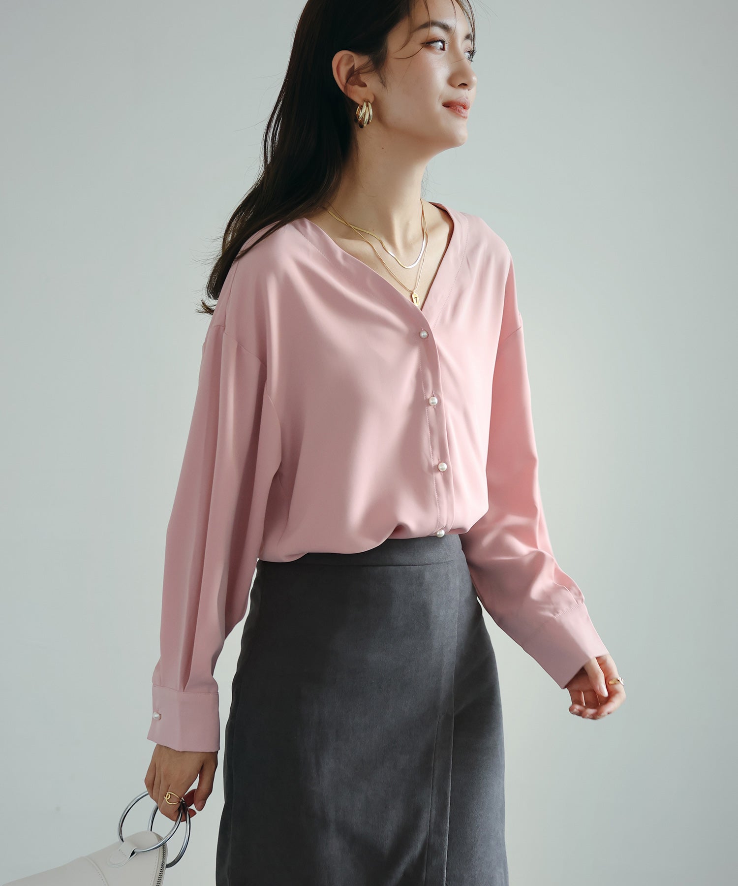 センシュアルなバックVネックで魅せるシフォンブラウス、Vネック