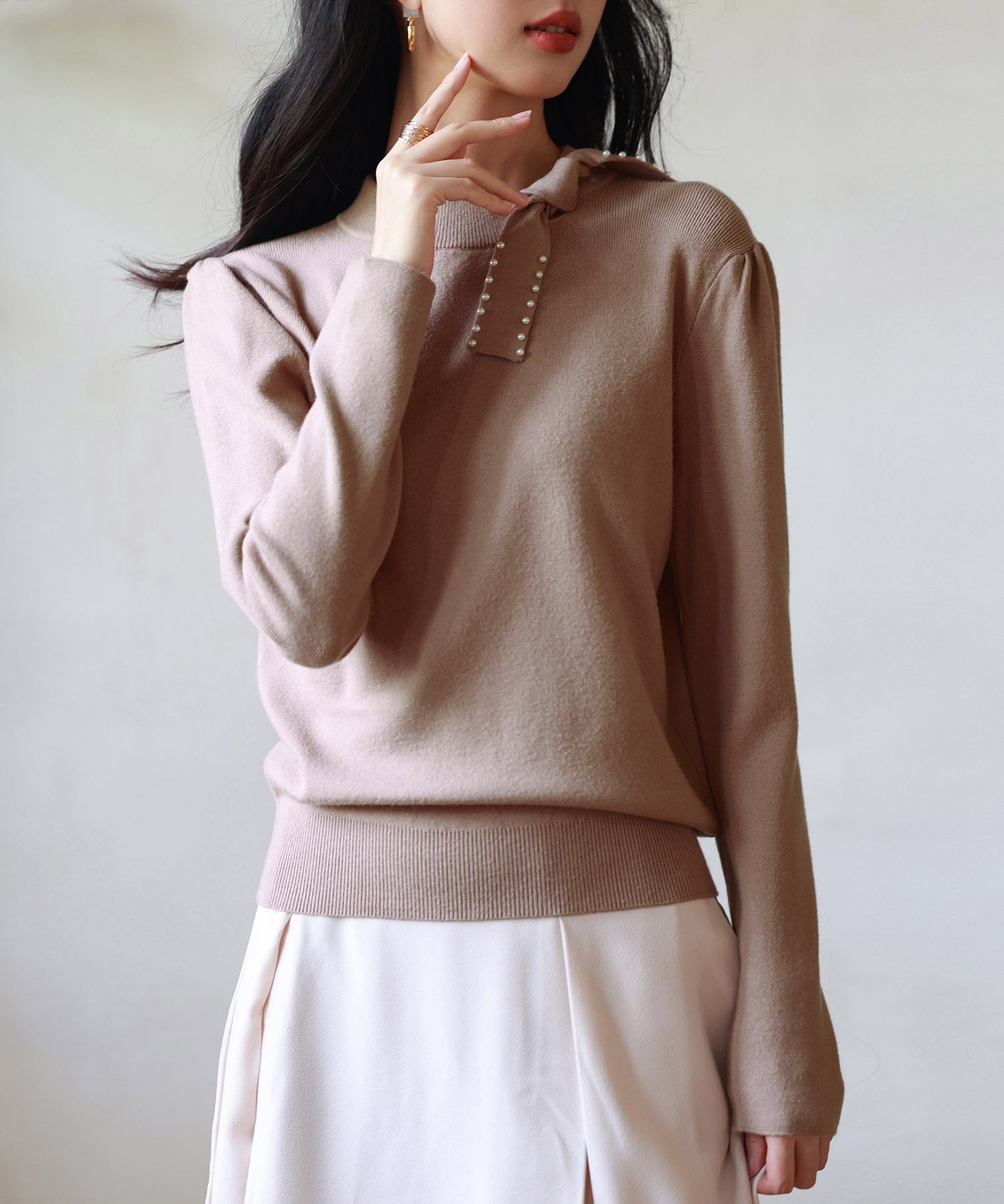首元パールリボンハイゲージニットプルオーバー ブラウン – [公式